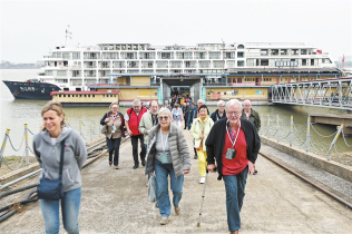 百人欧洲旅游团乘游轮抵浔